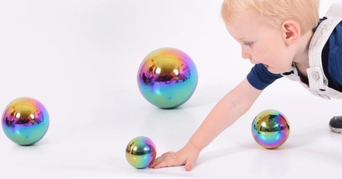 7 tipů, jak zabavit roční dítě doma: reflexní koule